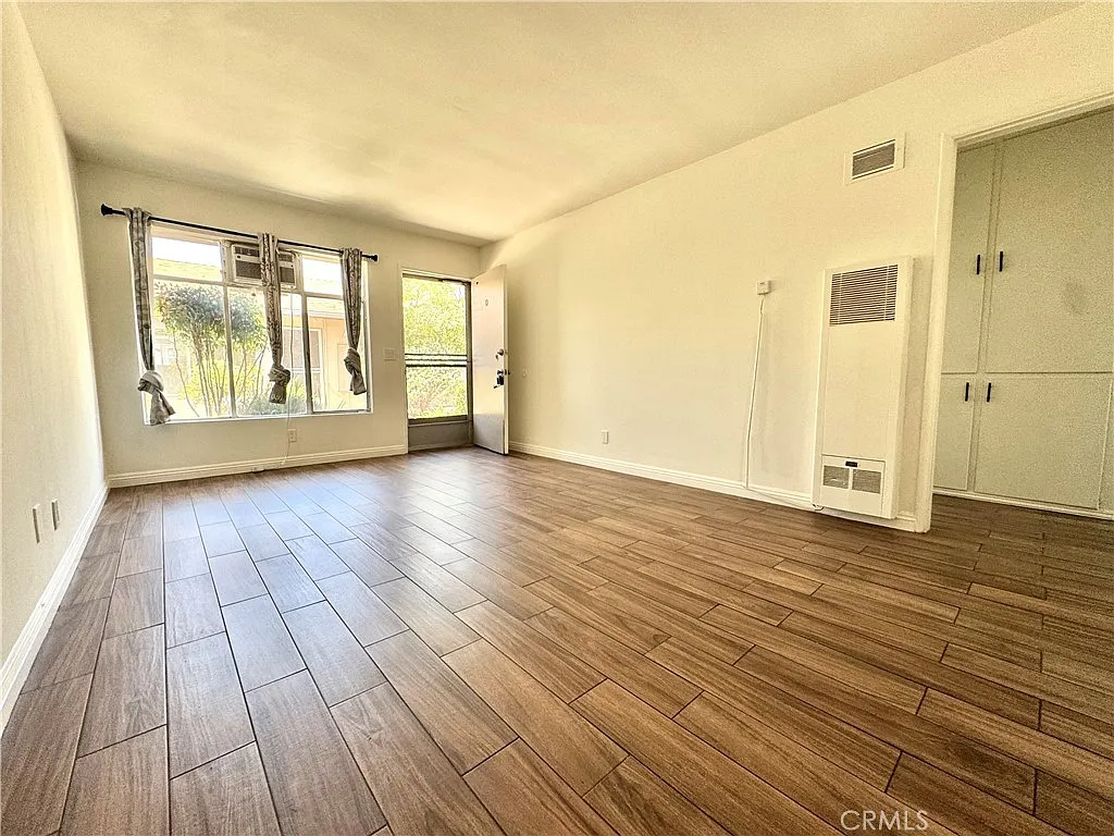 2 bed, 700 sqft, $2,100 — Photo 4