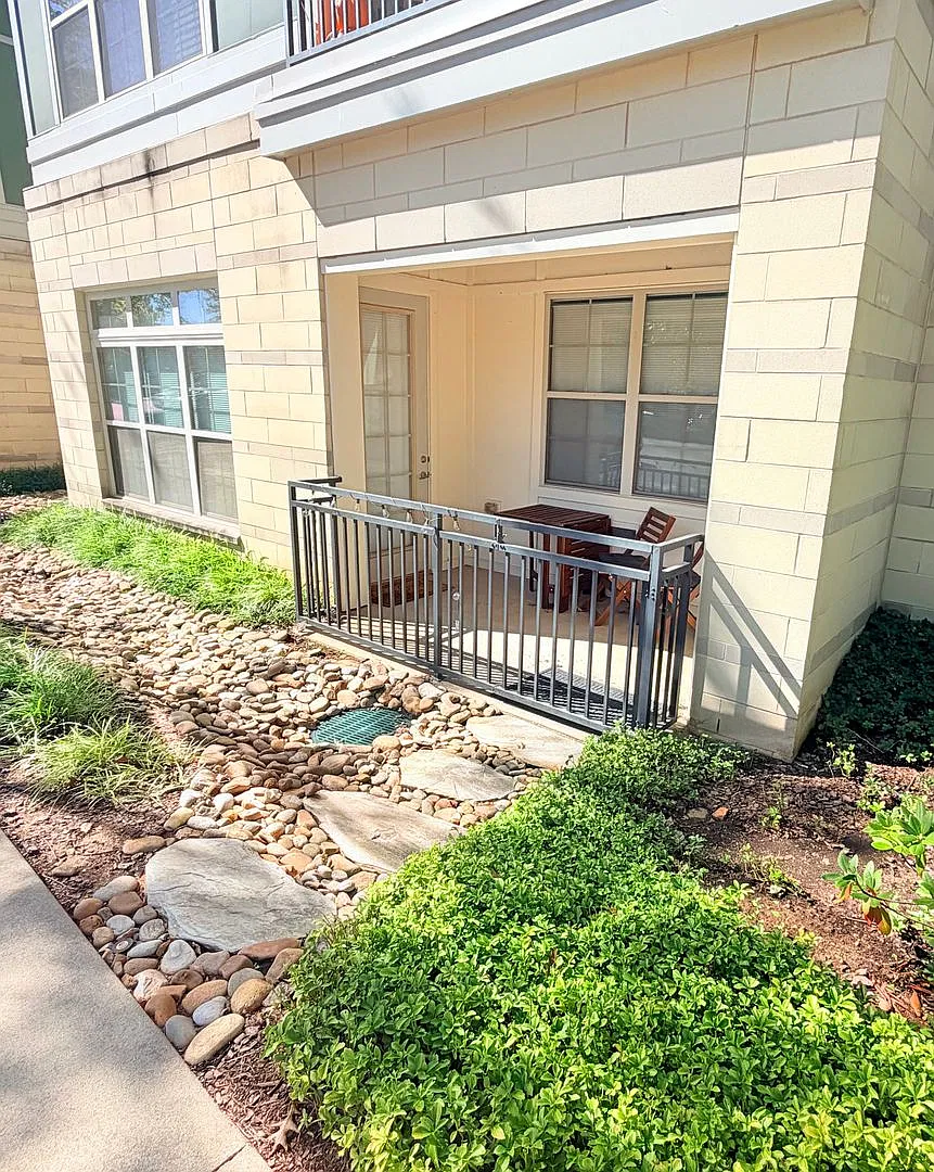 Main Level Biltmore Park Condo, 2 bedrooms/2 bathrooms — Photo 2