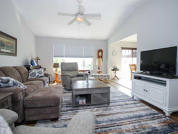 5th image of 817 Daisy Cir NE