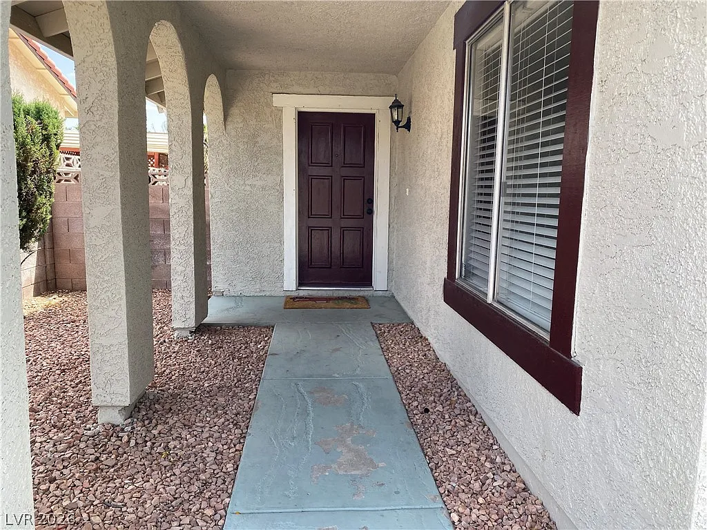 4 bed, 2.0 bath, 1902 sqft, $2,470 — Photo 2