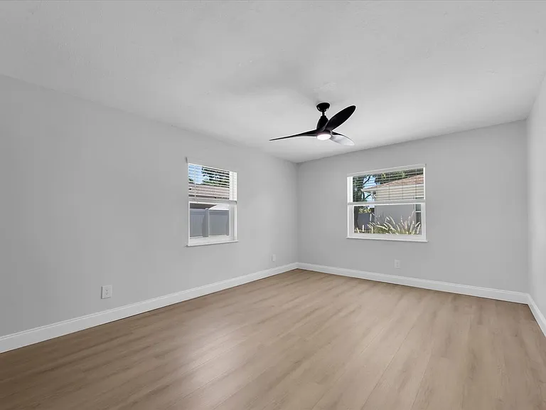 3009 W Binnicker Ave — Photo 16