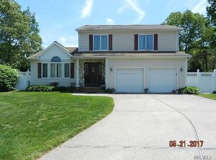 8 Marlo Rd, Selden, NY 11784