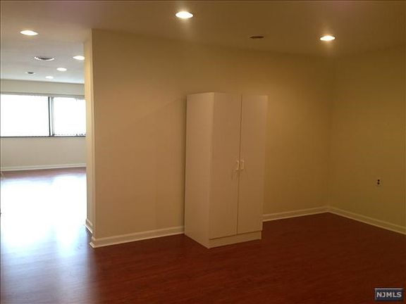 4th image of 361 Bergen Blvd #3