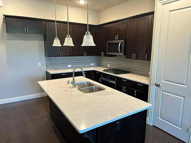 2nd level Kitchen w/gas cooktop