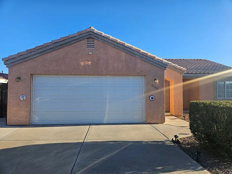 2304 E Oleander Dr — Photo 2