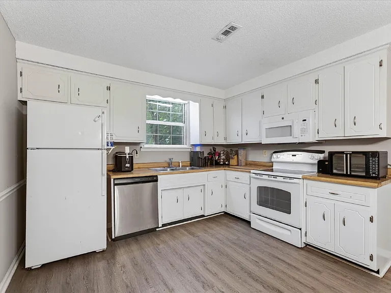 114 Cunningham Pl #B — Photo 9