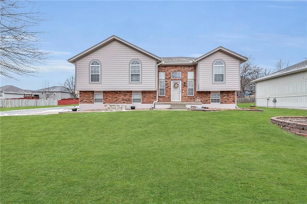 DRページ 1129 Scenic Dr, Blue Springs, MO 64014 | Zillow