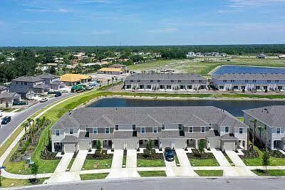 3 bed, 2.5 bath, 1373 sqft, $2,295 — Photo 2
