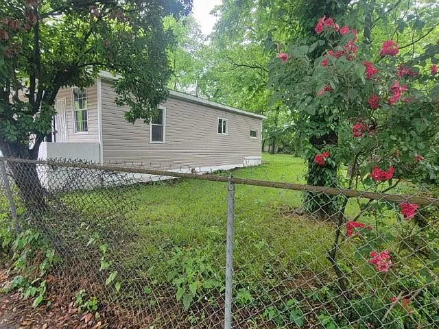 3 bed, 1215 sqft, $1,299 — Photo 2