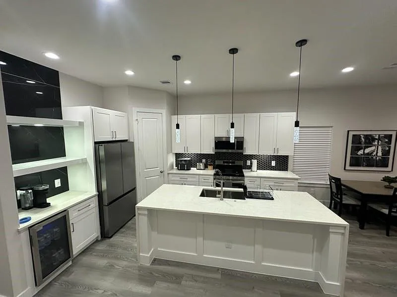 Building Photo - 727 S Victory Dr #B