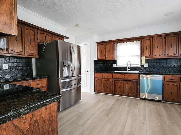 4th image of 1216 Camelot Dr