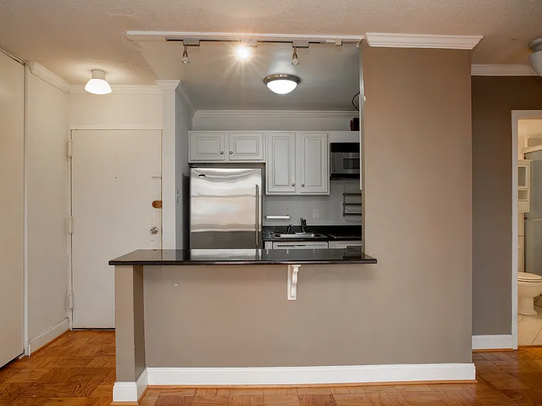 1260 21st St NW #403 — Photo 4