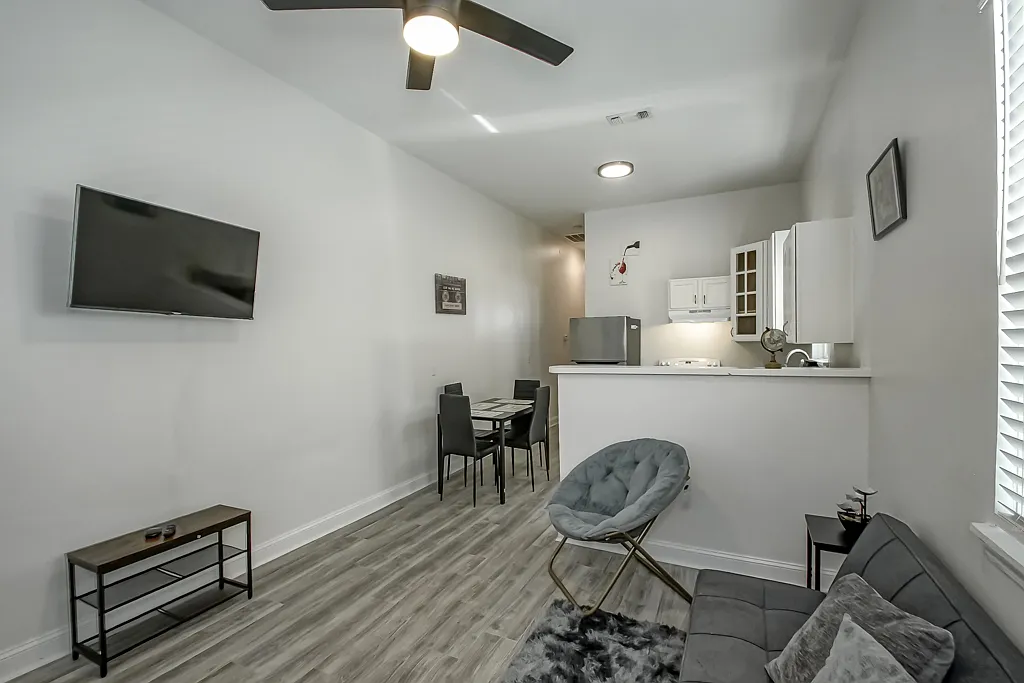 2 bed, 800 sqft, $1,350 — Photo 2