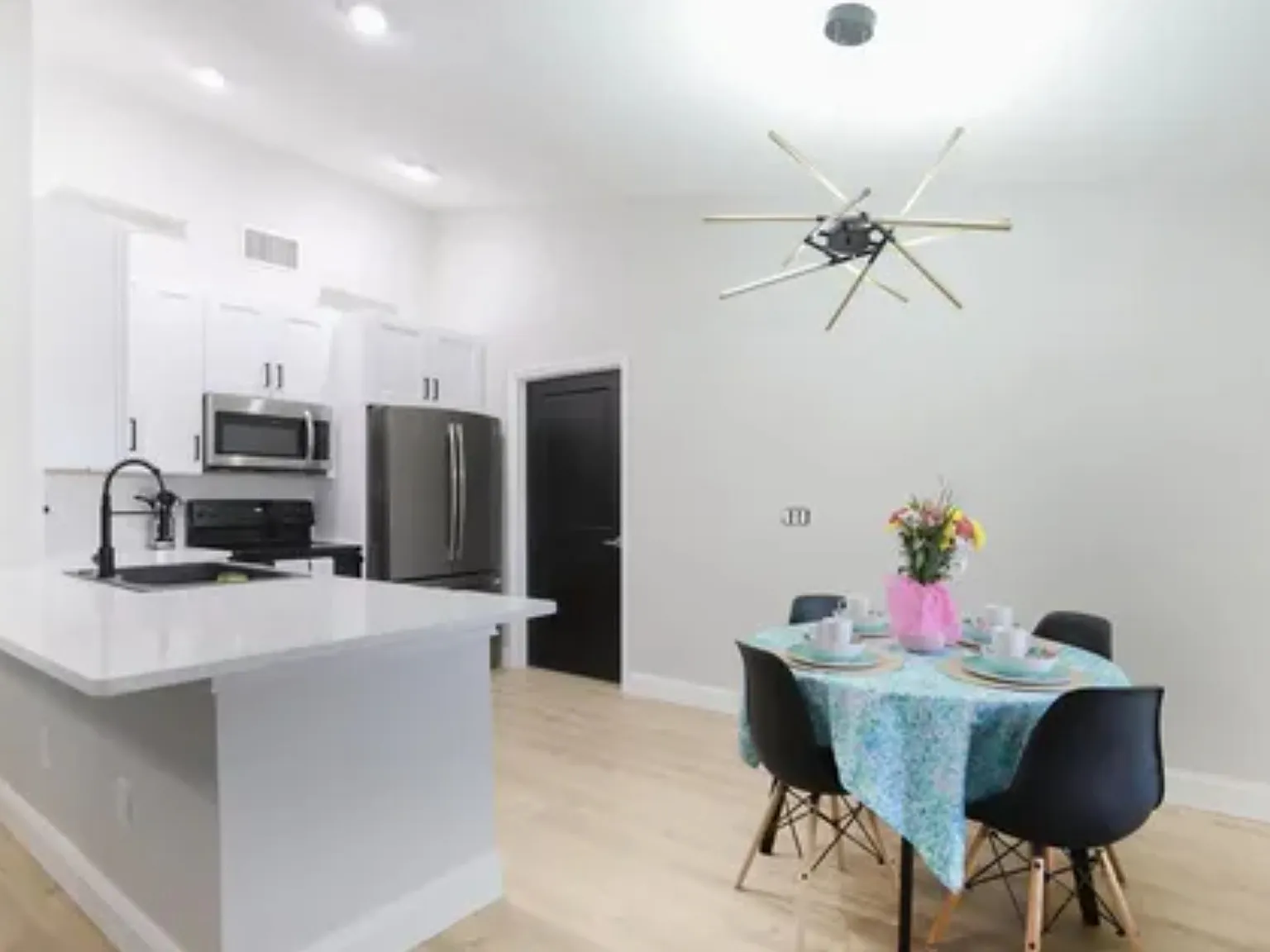3 bed, 1565 sqft, $2,450 — Photo 4