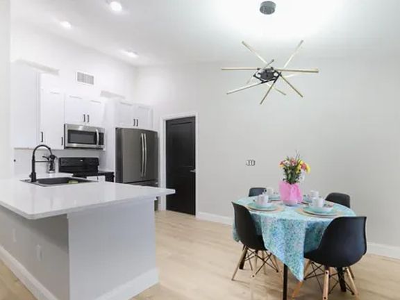 4th image of 1525 Kestrel Way #A
