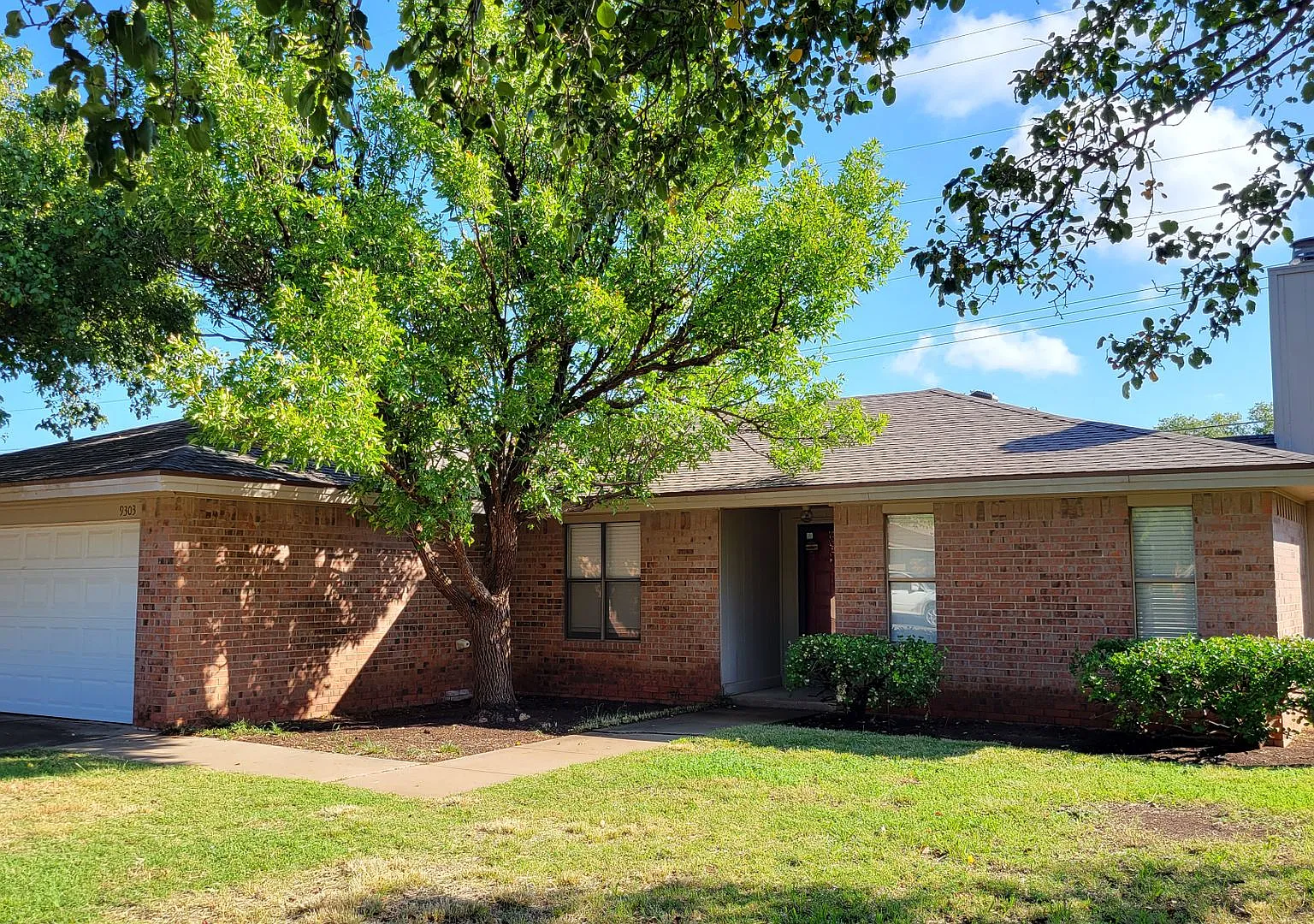Cozy 3/2/2 Brick Home! Available September!! — Photo 2