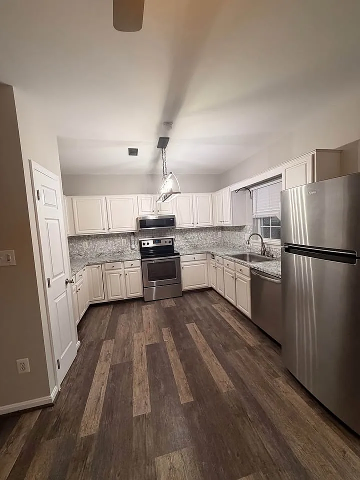 3 bed, 2.5 bath, $1,050 — Photo 1