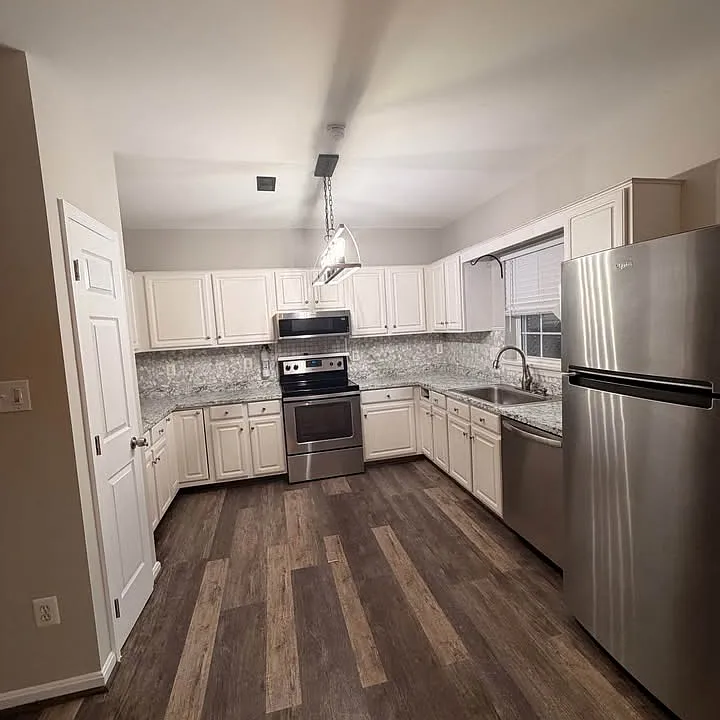122 Goldsworth Ter SW #1