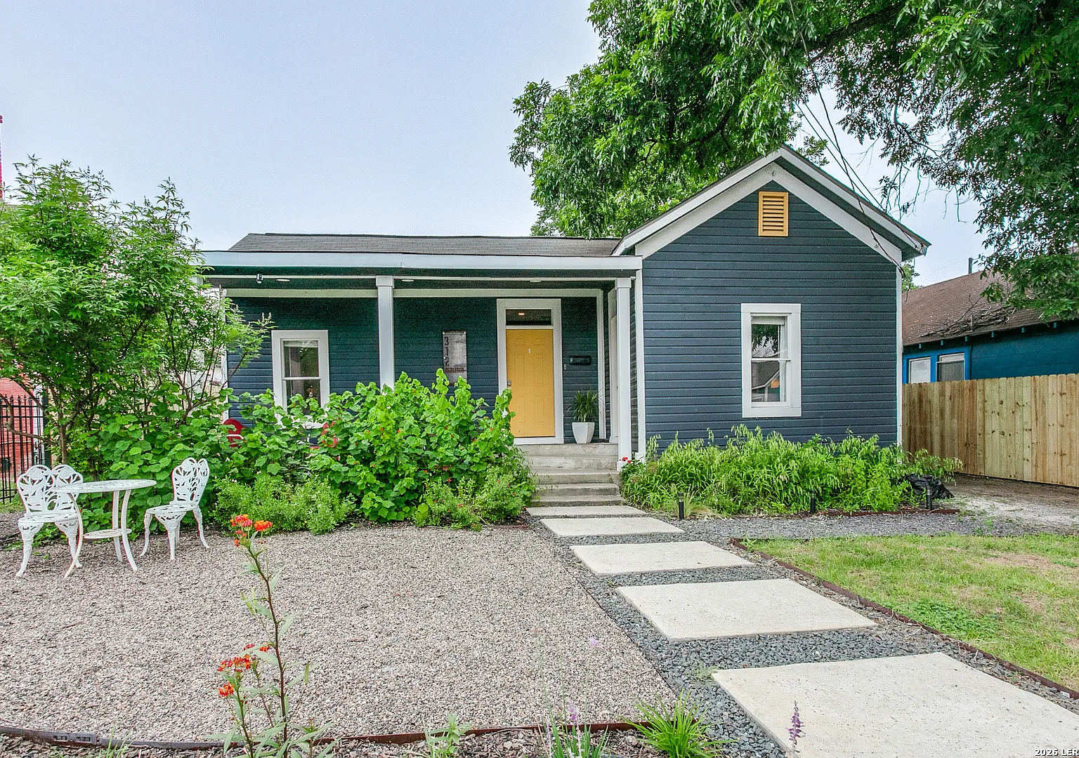 3 bed, 2.5 bath, 1860 sqft, $2,350 — Photo 3