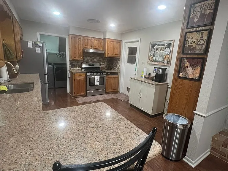 1526 Rosewood Dr — Photo 5