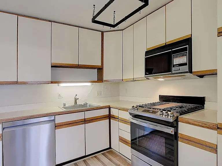756 Fairview Ave #D — Photo 8