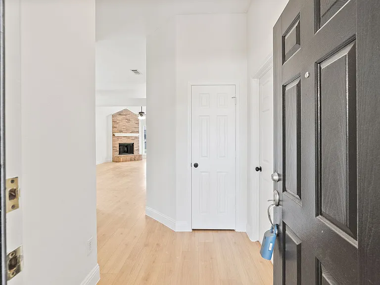 2809 Mitchell Ln — Photo 2