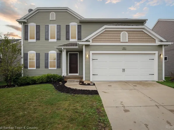 8645 Chippewa River Dr, Fowlerville, MI 48836