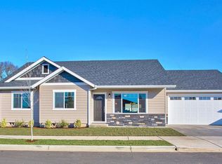 901 SW Blackberry Ln, Grants Pass, OR 97527