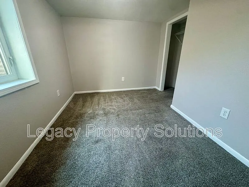 3 bed, 1.0 bath, 1324 sqft, $1,500 — Photo 4
