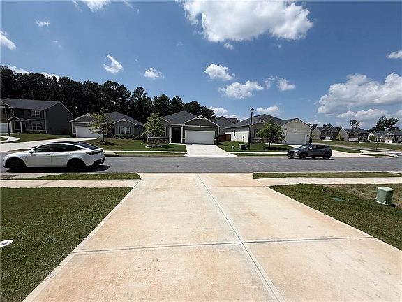 3rd image of 174 Woodbrook Trl