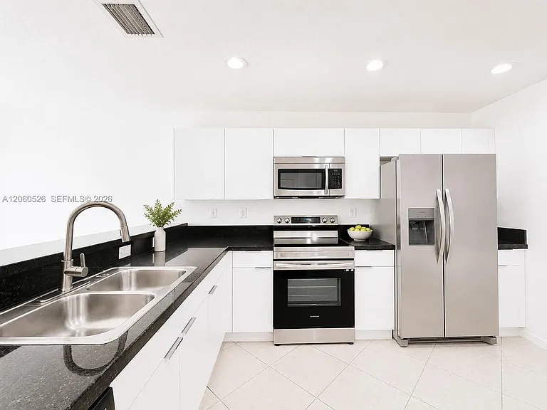 324 NE 3rd St #C — Photo 1