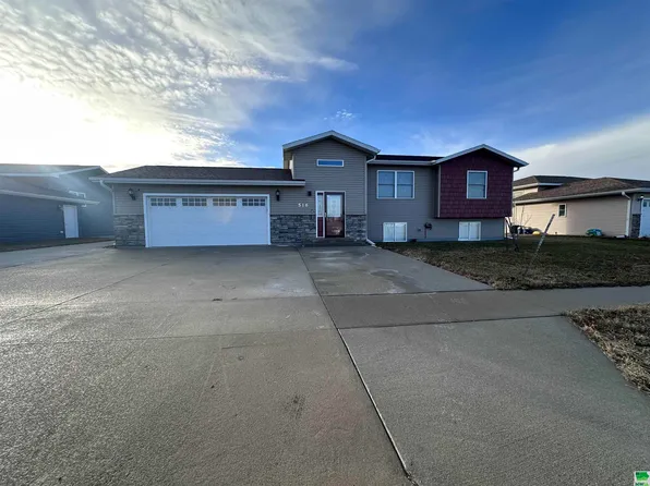 516 E 13th St, Storm Lake, IA 50588