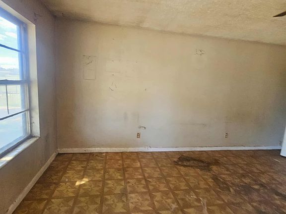 4th image of 1313 N Edwards St