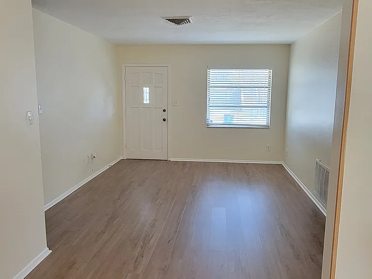 613 44th Ave N — Photo 3