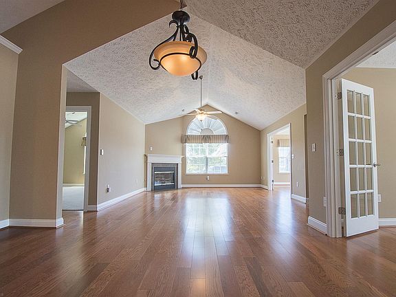 4th image of 230 Revolution Cir