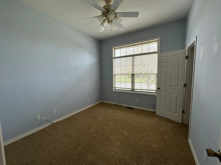 812 E Spring Dr — Photo 6