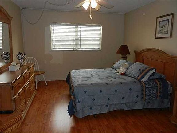 5th image of 202 SE 10th St APT 204