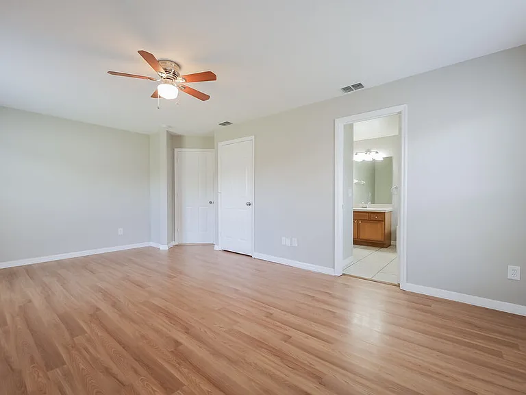 916 Alsace Dr — Photo 8