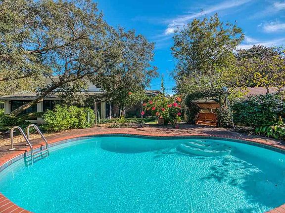 5th image of 809 Poinciana Dr