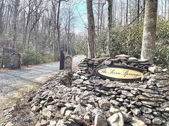 4th image of 587 Seven Springs Pkwy