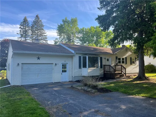 5 Iva Mae Dr, North Chili, NY 14514