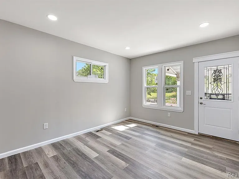 15875 Holmur St — Photo 2