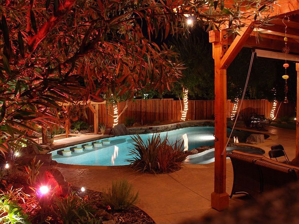 Executive Pool w/Swim Up Bar