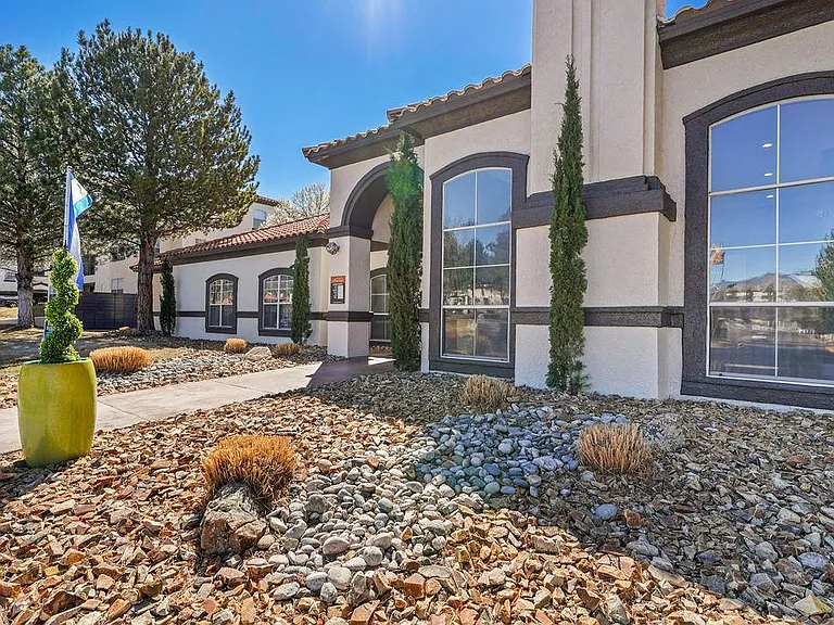 La Ventana Apartments — Photo 6