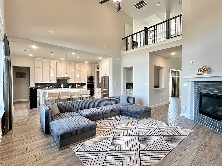 307 Waters Edge Dr — Photo 2