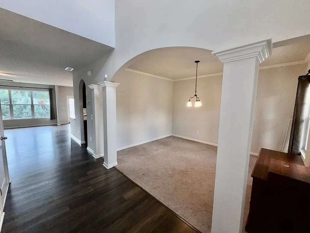 6 bed, 4.0 bath, 4070 sqft, $3,995 — Photo 3