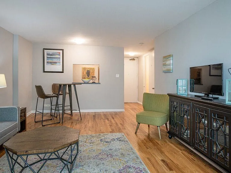 Covington - 4600 N Clarendon Ave — Photo 5
