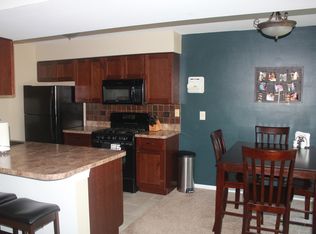 2 Chaucer Ln #B, Streamwood, IL 60107