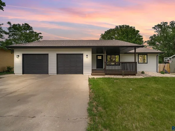 312 W Evergreen Dr, Brandon, SD 57005