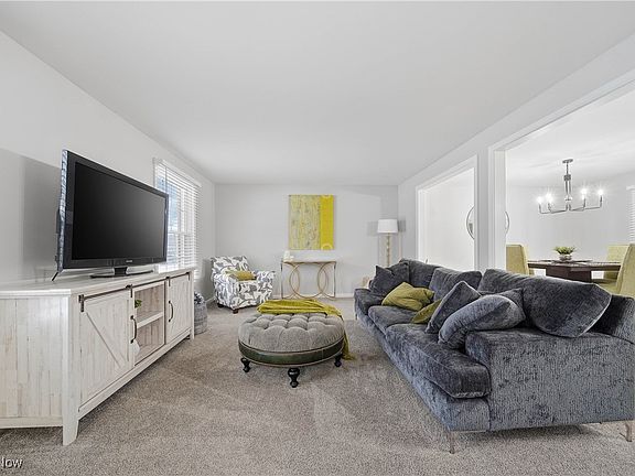 5th image of 762 Summit Cir SE